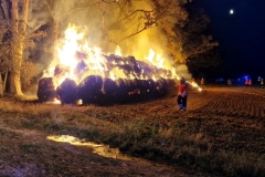 20220816_wb2_brennen_rundballen_feuerwehr_dannenberg_1