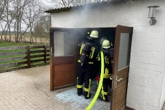 20230408_b1_brennt_garage_feuerwehr_dannenberg_2