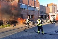 20211028_b1_brennt_pkw_feuerwehr_dannenberg_1