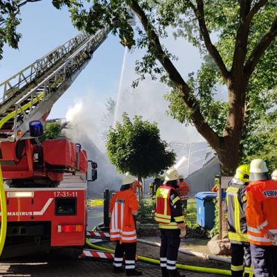 20180713_B2_Brennt_Werkstatt_Feuerwehr_Dannenberg_1