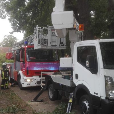 20180908_H1_Personen_in_Hubsteiger_Feuerwehr_Dannenberg_Hilfeleistung