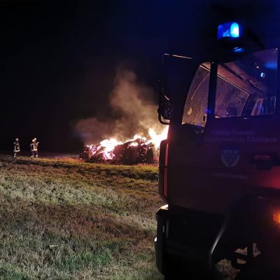 20191027_B1_Feuer_Brennt_Strohmiete_Feuerwehr_Dannenberg_1