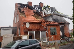 Mit einer Drehleiter wurde das Dach geöffnet, um das Feuer gezielter bekämpfen zu können. 

Quelle: Feuerwehr/Florian Schulz